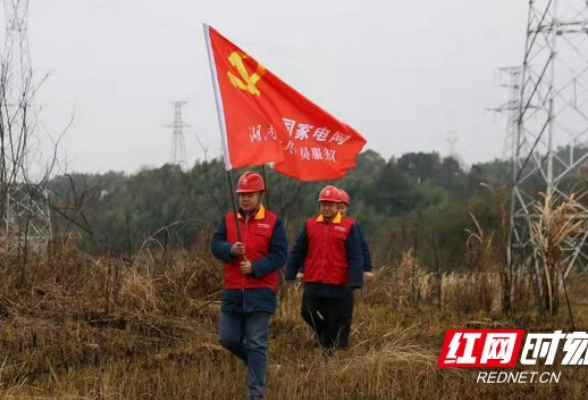 战寒潮丨风雪中，他们爬山涉水特巡保供电