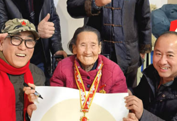 两位艺术家看望慰问抗战女兵和红军遗孀