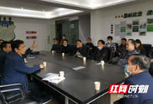 为了让菜市场老板规范经营 这个座谈会特意喊来了出租方