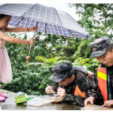 【地评线】中安时评：“小可爱”为“大可爱”撑伞是节日最好的礼物