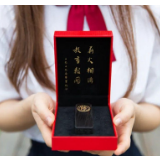 印章、芯片、戒指 这一届的毕业礼物很霸气