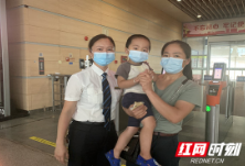 萌娃独自坐在站台没人要？粗心妈妈为找“鞋子”丢了“孩子”