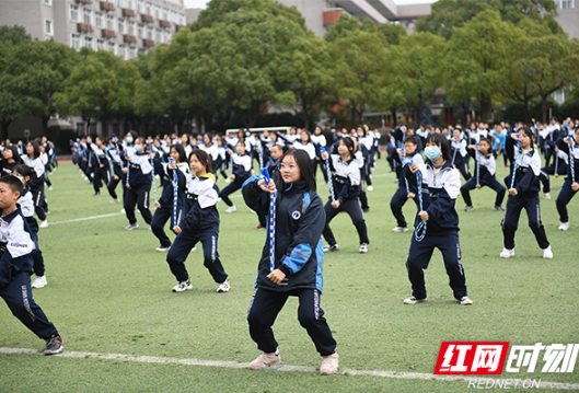 双减在湖南 | 长沙麓山国际实验学校自编跳绳操  嗨翻大课间