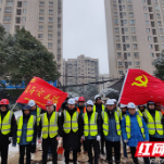 我为群众办实事丨中建五局总承包公司桐梓坡路改造项目部：扫雪除冰保出行