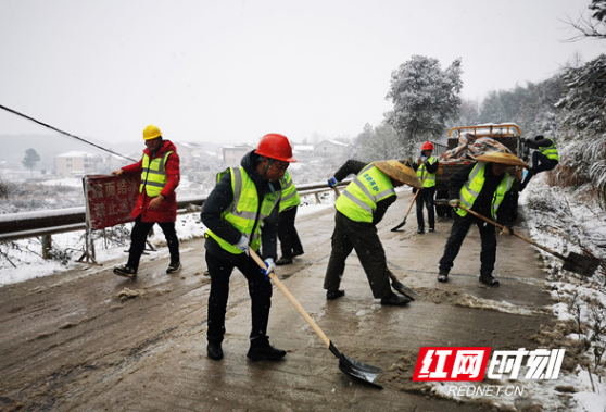 涟源“农路人”勇战冰雪确保路通人安