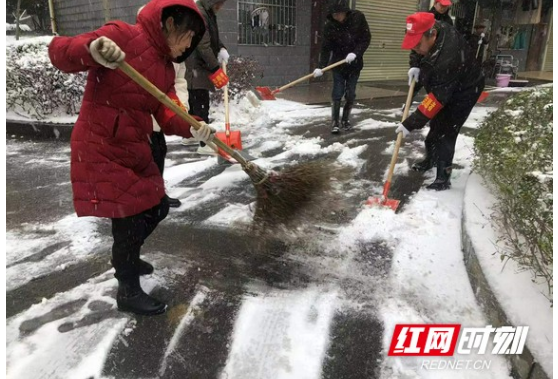 长沙开福区青竹湖街道：扫雪撒盐铺防滑麻袋 为群众出行保驾护航