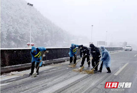 大雪压枝树傲立 浏阳集里街道积极应对低温雨雪天气