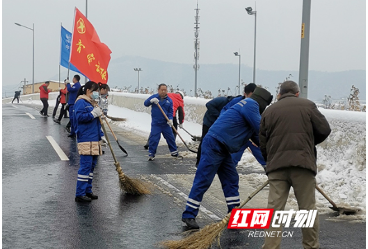 以雪为令 冲锋在前 湘江新区青年突击队全力以赴抗击冰雪