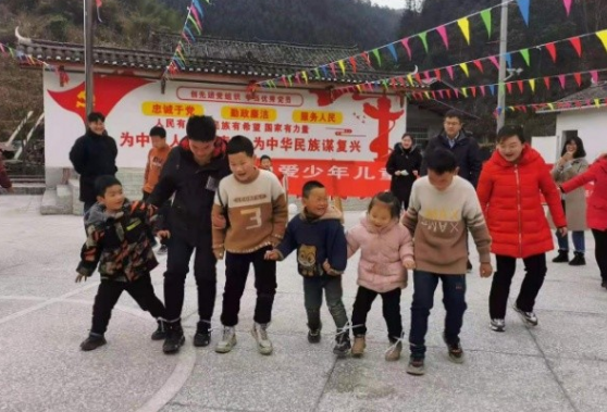 湖南省工信厅赴地妙村开展留守儿童“三个一”慰问活动