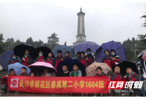 雨花区泰禹二小：清明寄哀思 献上自制小白花致敬革命烈士