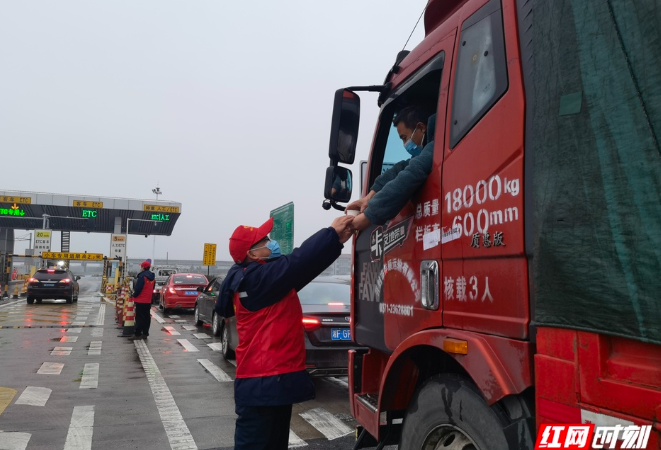 春节不打烊，岳阳高速“路灯”照亮回家路