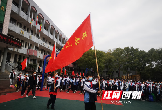 沅陵鹤鸣山小学：清理城市“牛皮癣” 美化环境我先行