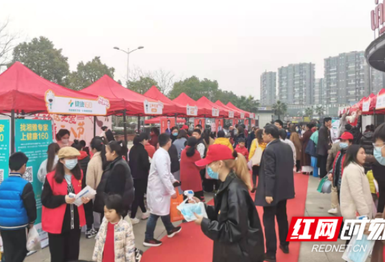天心区先锋街道：义诊送关爱 情暖三八妇女节