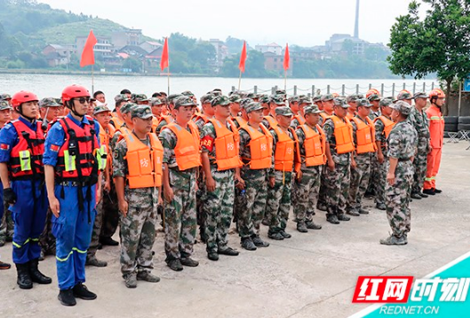 发挥专业优势 冷水江市人武部开展军地联合抗洪抢险演练