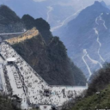 湖南：景区迎客流高峰 旅游业快速“回暖”