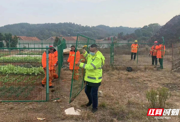 50块高速公路隔离栅不翼而飞 路管员在村民菜园里发现