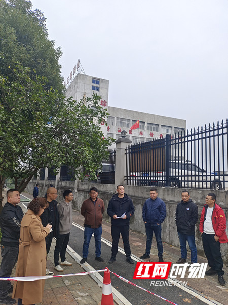 市园林中心组织多部门召开现场协调会.jpg
