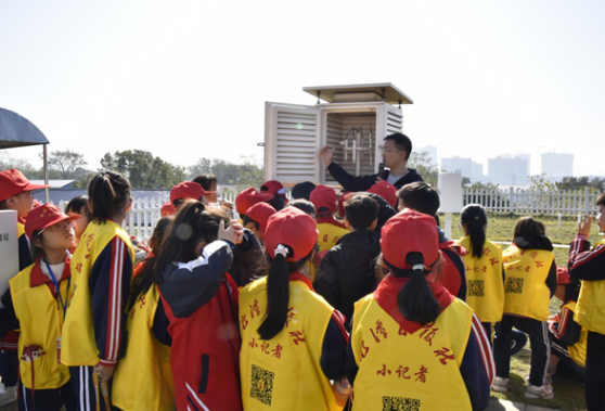 小记者们感知万千气象，探索天气预报背后的奥秘