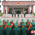 武警益阳支队退役老兵用挺拔的军姿告别军旅生涯