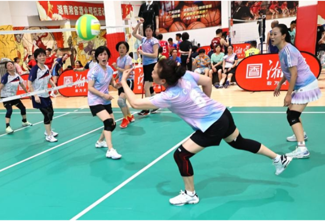 首届“贺龙杯”湖南省气排球比赛在迈越体育运动中心落幕