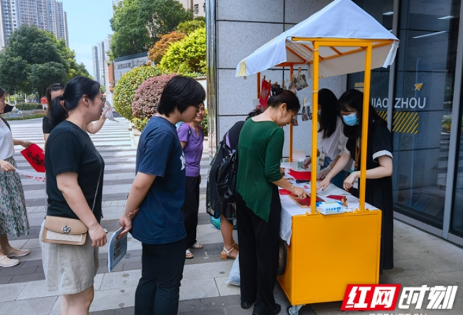 长沙博物馆送吉祥进社区 市民街头“喜湘逢”