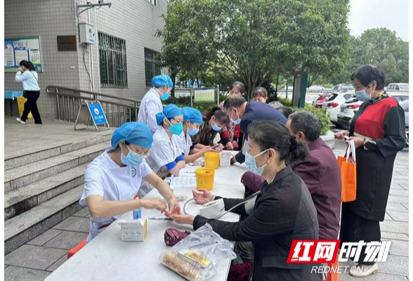 麓谷街道社区卫生服务中心开展“聊美食、控血糖、看眼底”糖友心连心交流及筛查公益活动