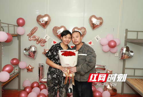 组图｜建筑工地上的七夕：一束花见证幸福瞬间