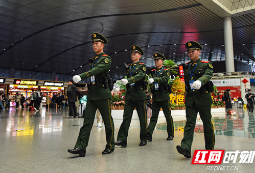 武警湖南总队某部：春运路上“橄榄绿”筑起返程“安全防线”