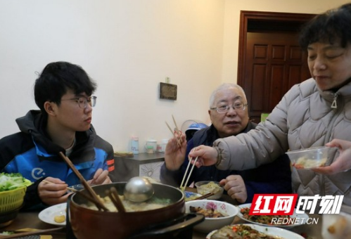 给老人送餐上门竟被留下吃“团年饭” 长沙外卖小哥“破防”