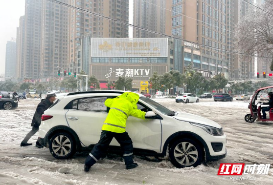 三湘大地上 冰天雪地里，这些瞬间温暖人心……