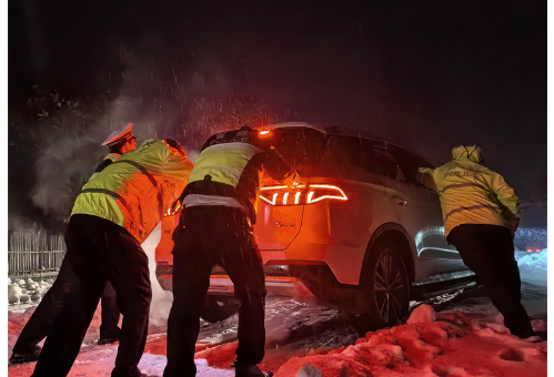 桃源交警：冰雪中坚守 上演一幕幕感人故事