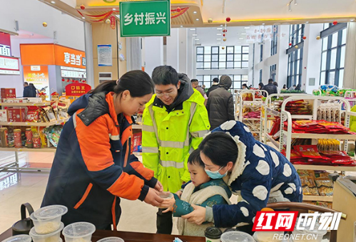 冰冻雨雪中 湖南交通为滞留旅客提供暖心服务