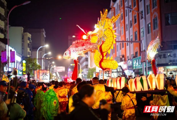 组图｜慈利板板龙灯艺术季背后的“小龙人”与“警察蓝”