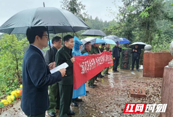 老兵祭扫革命烈士 铭记先辈的牺牲和付出