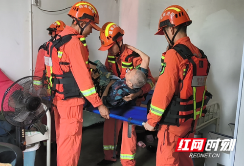 客厅涨水 消防员暖心救助瘫痪老人