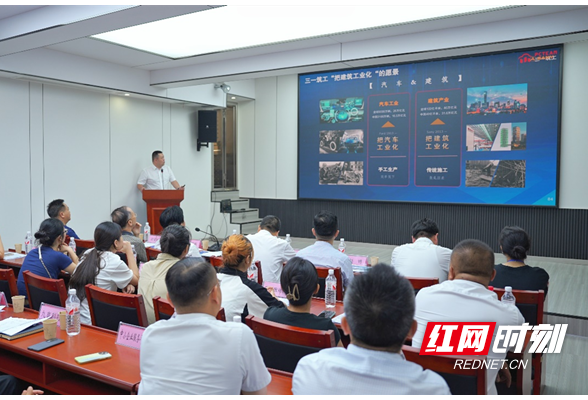 创新火花，点燃梦想——湖南师大实践团队观摩汨罗市中小微企业创新创业大赛