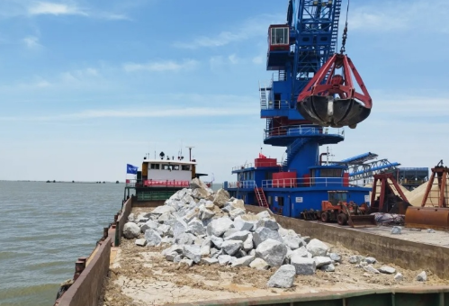 以“汛”为令 中交天航一天运输超3000吨块石物料