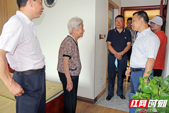 ▲与醴陵市养老服务机构入住老人亲切交流听取意见建议 (1).JPG