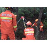 惊险！老人砍柴跌落22米深谷，邵阳消防紧急救援