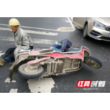 邵阳：电动车闯红灯 酿成事故担全责