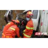 视频|邵阳县：三车相撞一人被困，消防紧急救援