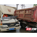 两车相撞司机被困 武冈消防紧急救援