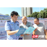 邵阳：宣讲安全送头盔 赢得市民赞誉声 