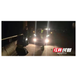 邵阳：小车高速遇“囧”　幸好“雪峰卫士”及时赶到