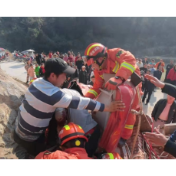 视频|新邵：货车撞上山体，消防紧急营救