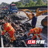 邵阳：运载41吨百货货车高速自燃，民警紧急救援