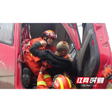 两货车相撞一司机受伤被困，新宁消防紧急救援