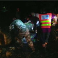 邵阳绥宁：暴雨致G356公路上大树倒地 公路部门紧急排险