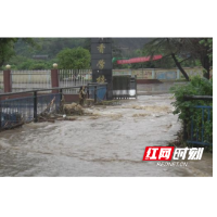 绥宁枫香村：民房被淹 山体滑坡 道路悬空 村民自救