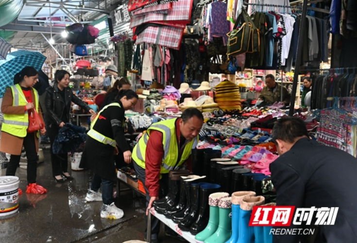 城步消防救援大队联合多部门开展消防车通道专项整治行动